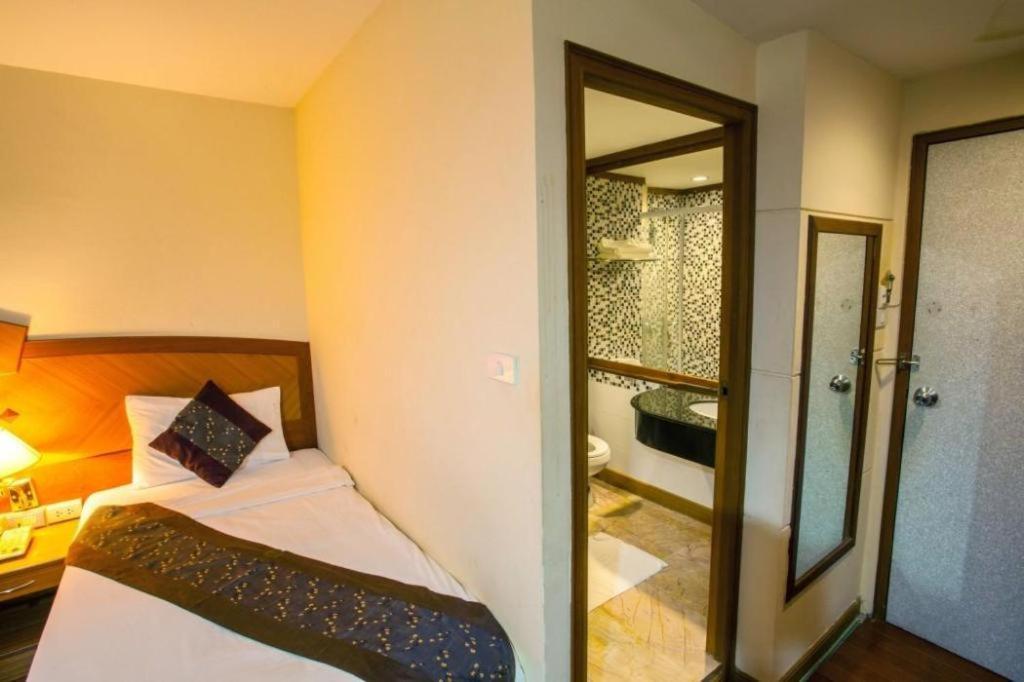 Nh Elegant Hotel Sakon Nakhon Exterior photo